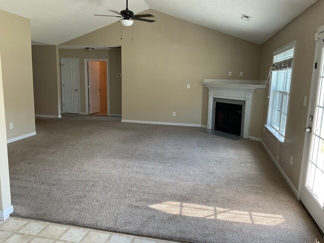 Foto del edificio - Spacious 3 bedroom 2 bath home! Walk in closet! Galley Kitchen! Open floor plan! Fenced in back y...