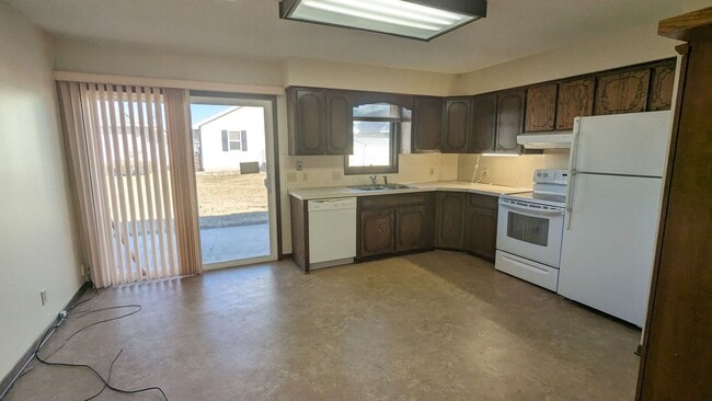 Building Photo - Everything on one level in West End duplex