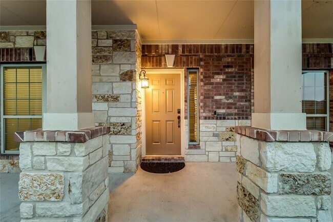 Building Photo - 401 Silver Trail