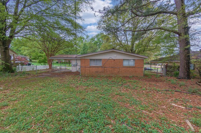 Building Photo - Recently renovated 3 bed 1 bath house in S...