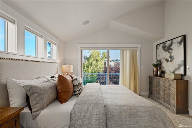 Foto del edificio - Elegant Living  - Available May 5th.