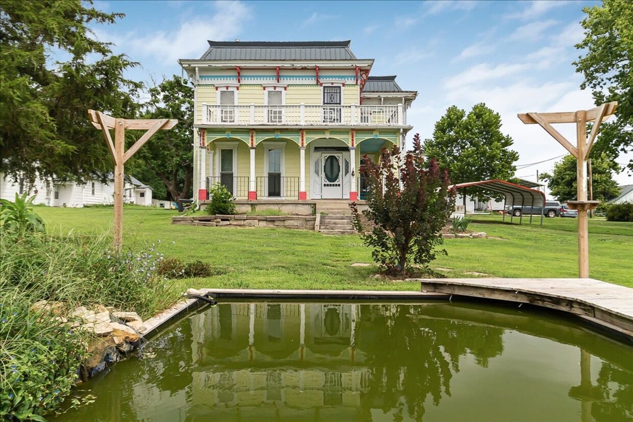 Primary Photo - County living in the city