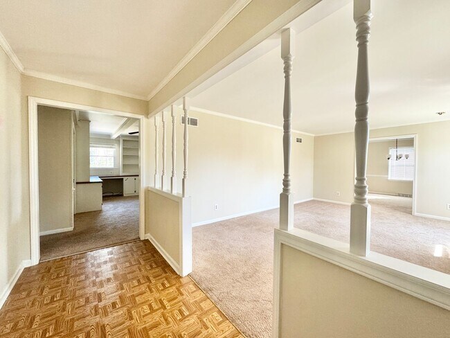 Building Photo - Spacious 3 Bedroom Home Convenient to New Garden