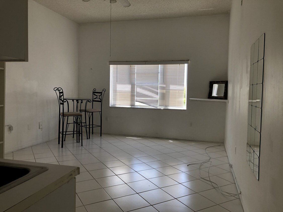 Primary Photo - 2618 Collins Ave