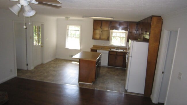 Building Photo - 215 Central Lake Cir