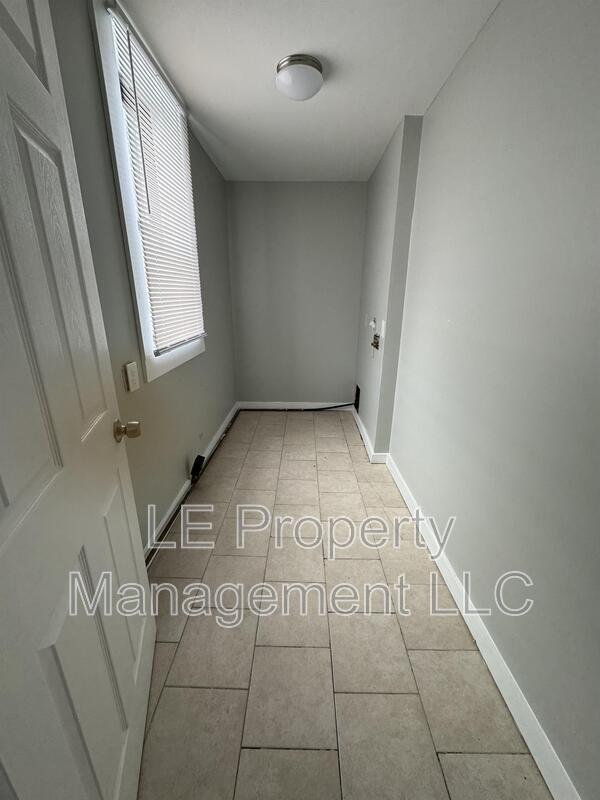 Building Photo - 14 E Main St