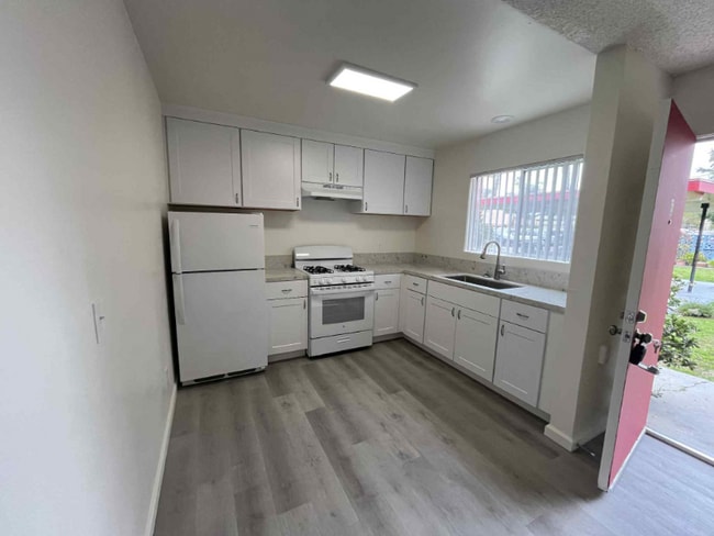 Building Photo - 840-840 S Orange Ave