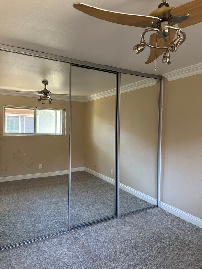 Foto del edificio - Modern Upstairs Unit Condo with Lots of Su...