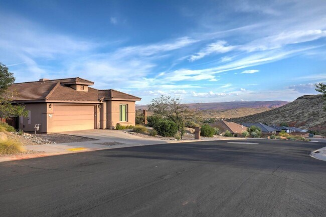 Building Photo - Coral Canyon Gem!