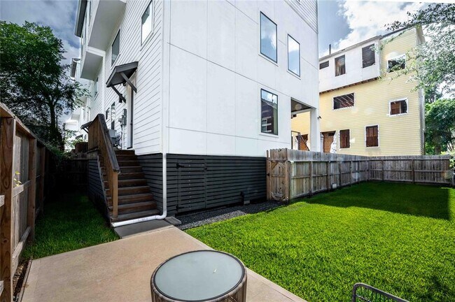 Foto del edificio - 1038 W 17th St