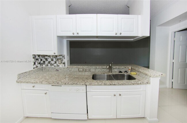 Foto del edificio - 17100 N Bay Rd