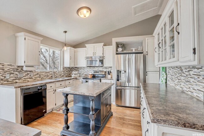 Foto del edificio - Spacious West Jordan Home Backing to Duck Pond & Trails | Large Yard + Garage