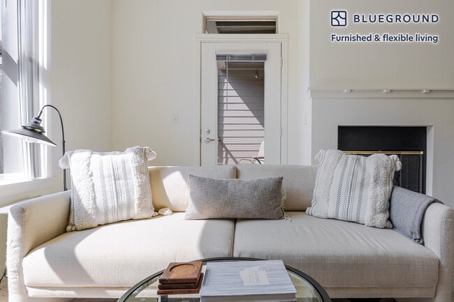 Building Photo - 11000 NE 10th St