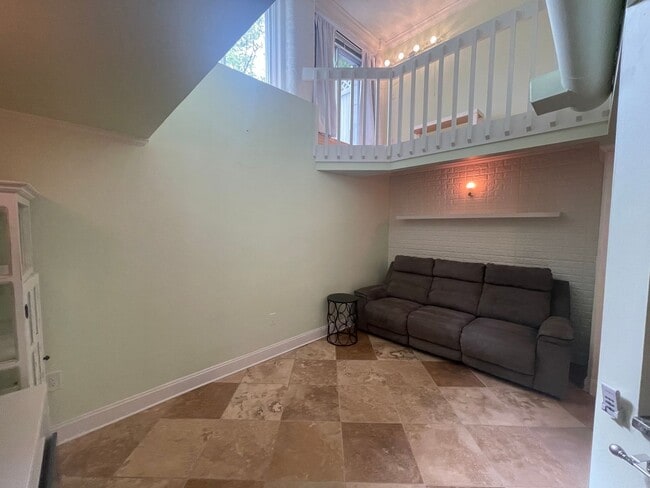 Building Photo - Elegant, Modern 1 Bedroom Condo in Crane P...