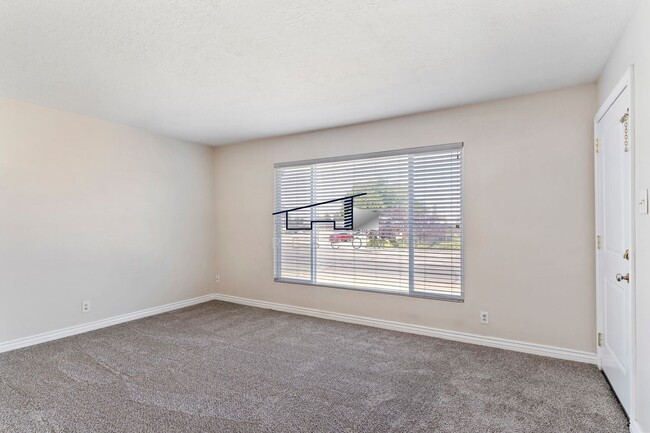 Building Photo - Washington Terrace 2 Bedroom Home!