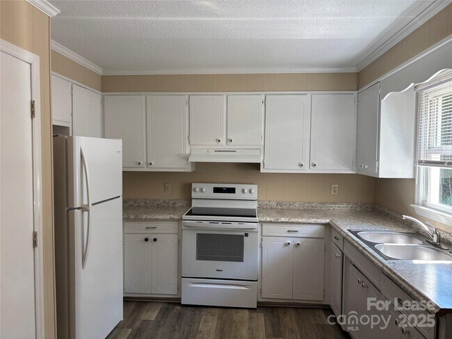 Foto del edificio - 1398 Roundtree Ln