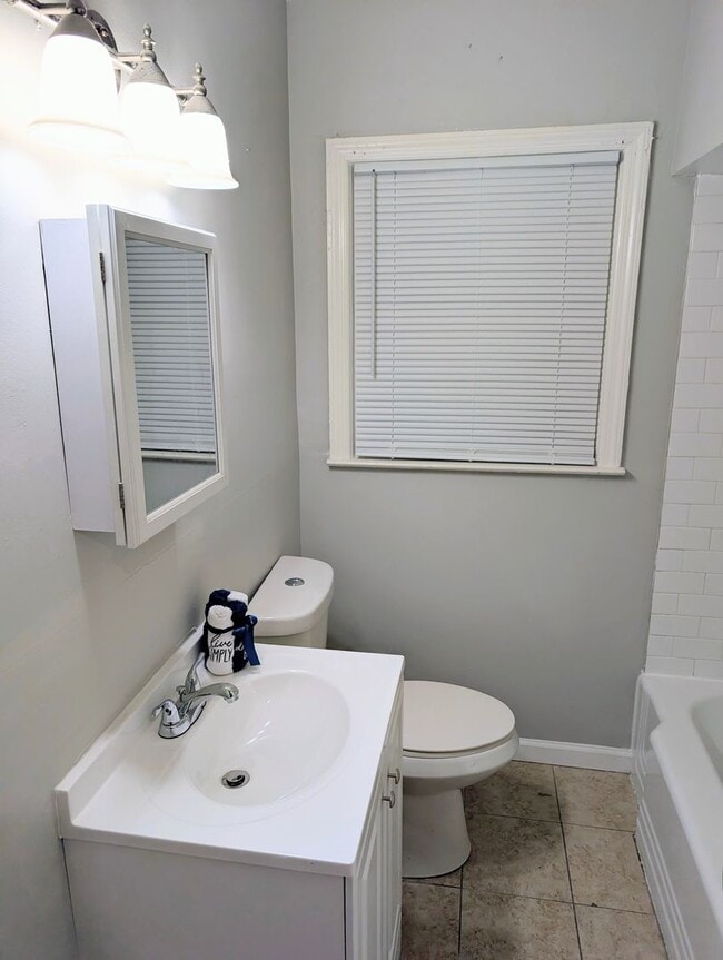 Building Photo - 246 Robert E Lee Dr