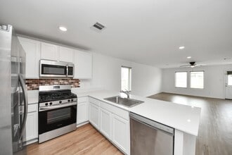 Building Photo - 1607 Red Oak Dr