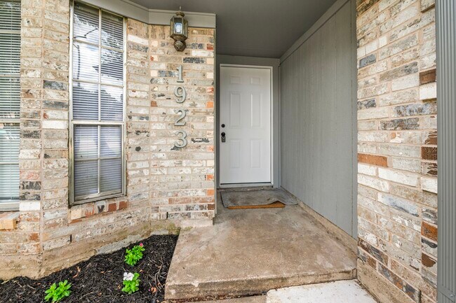 Building Photo - 1923 Winding Creek Dr