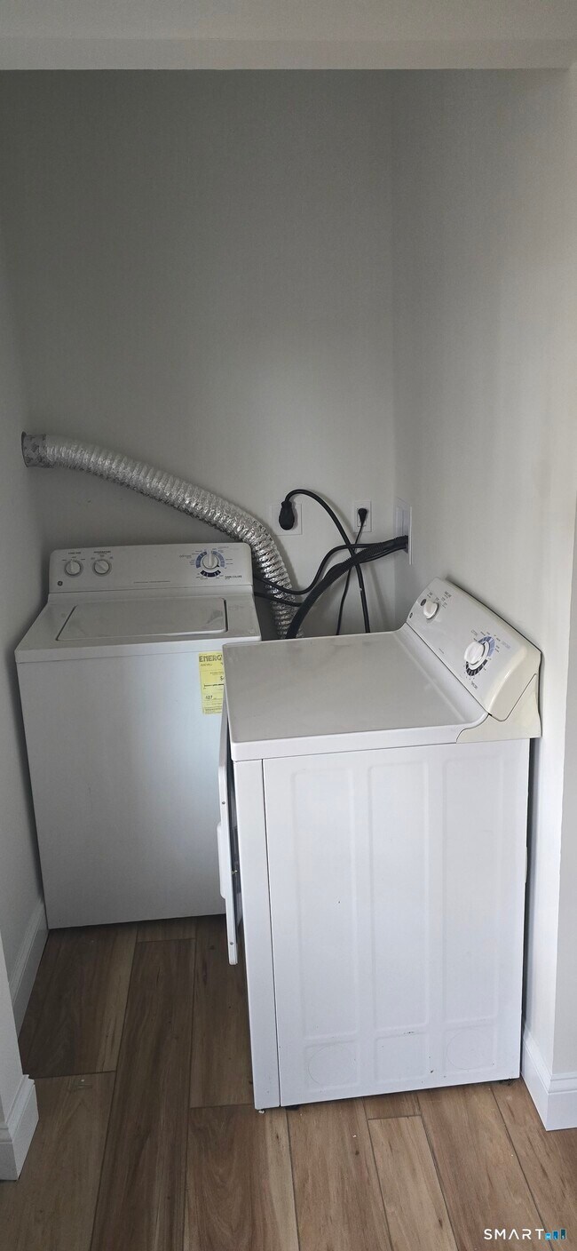 Building Photo - 530 Jane St