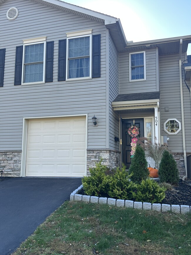 Building Photo - 504 W Perry St