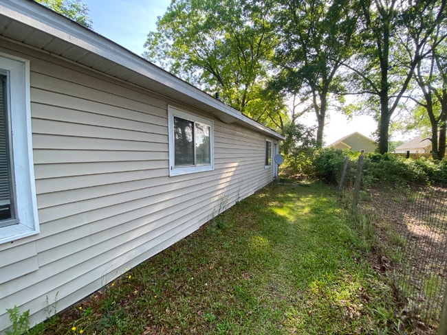 Building Photo - 618 White St