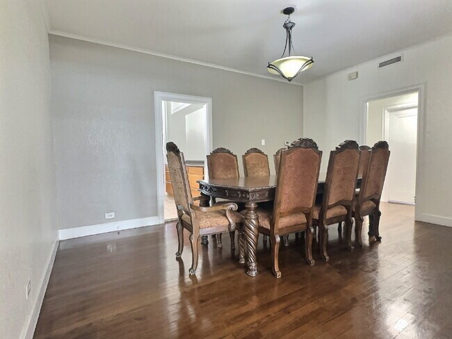 Building Photo - "Spacious 3-Bedroom San Antonio Gem with A...