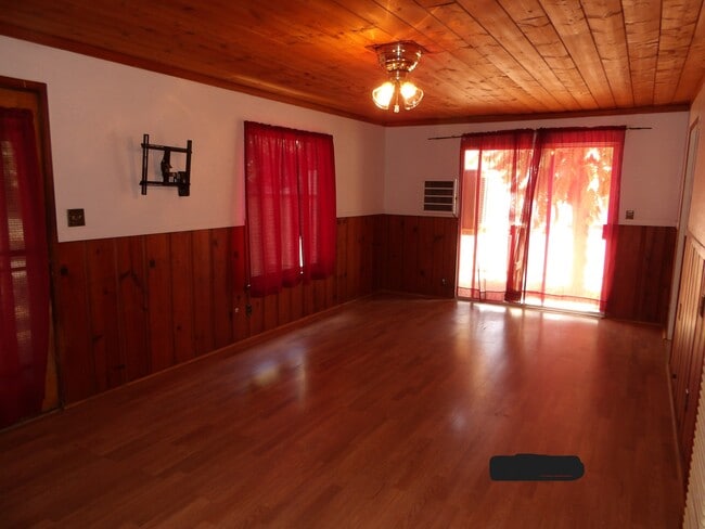 Foto del edificio - 18095 Brightman Ave