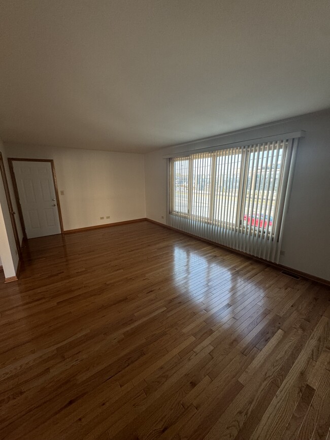 Living Room - 8839 N Greenwood Ave