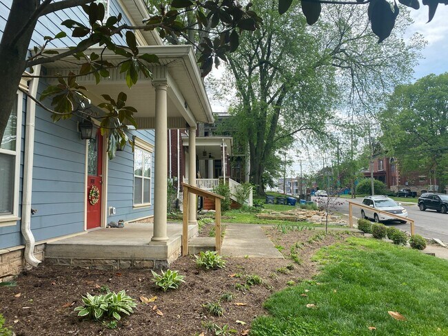 Foto del edificio - Beautiful modern upstairs condo with 2 full baths! Pet-friendly, with generous parking!