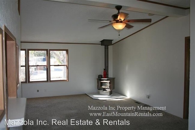 Foto del edificio - 284 Gutierrez Canyon Rd