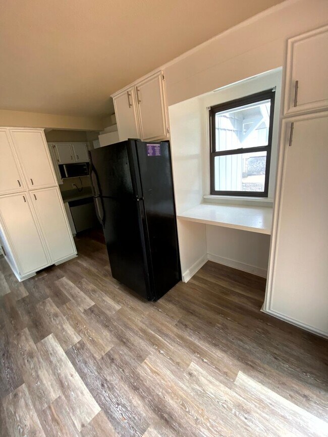 Building Photo - Updated 2 bedroom 1 bath home - located on...