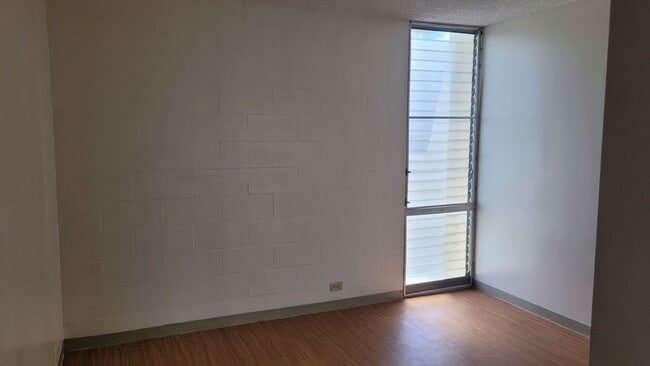 Building Photo - Nice 2bd, 1bath, 1pkg 700sqft unit . $2600