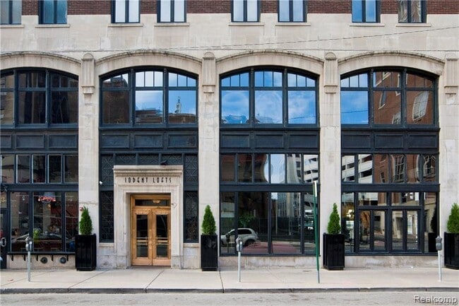 Building Photo - 2233 Park Ave
