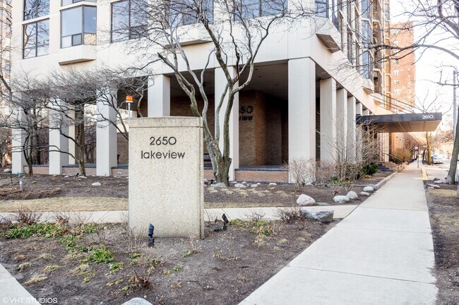 Building Photo - 2650 N Lakeview Ave