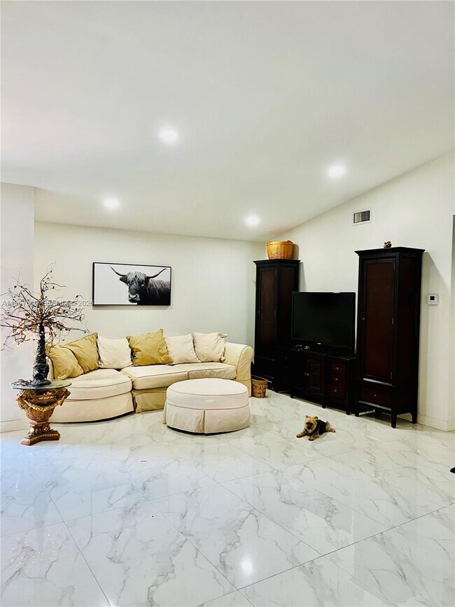 Foto del edificio - 6201 Portsmouth Ln