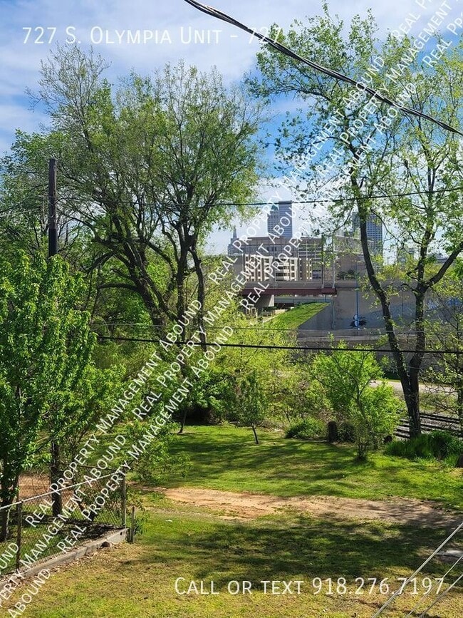 Building Photo - Prime Location