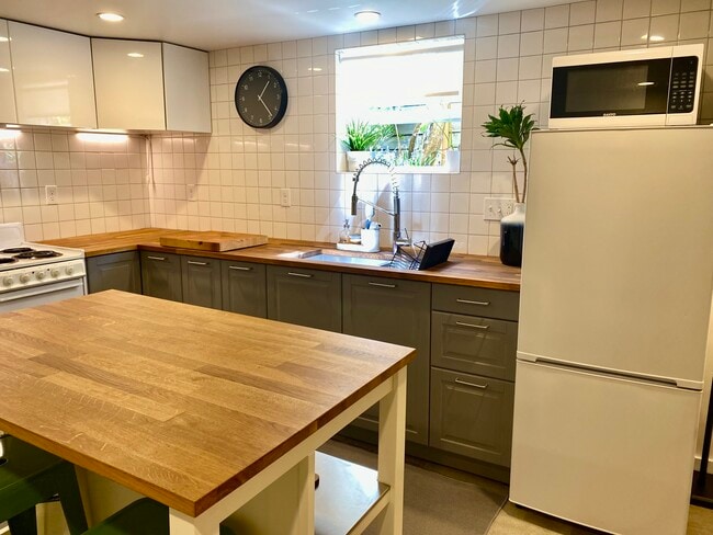 Kitchen - 3714 N Williams Ave