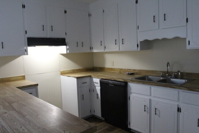 Building Photo - 611 Arrowhead Ln