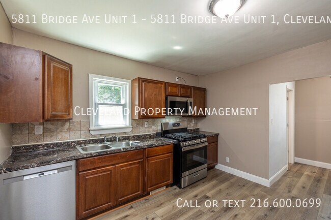 Foto del edificio - 5811 Bridge Ave