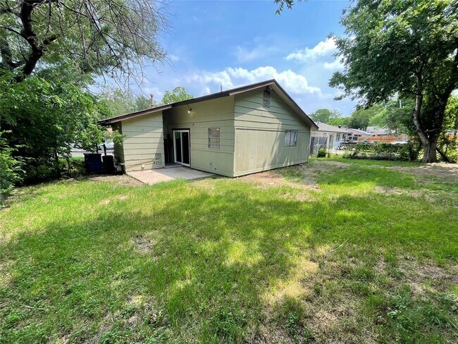 Foto del edificio - 5900 Glen Meadow Dr