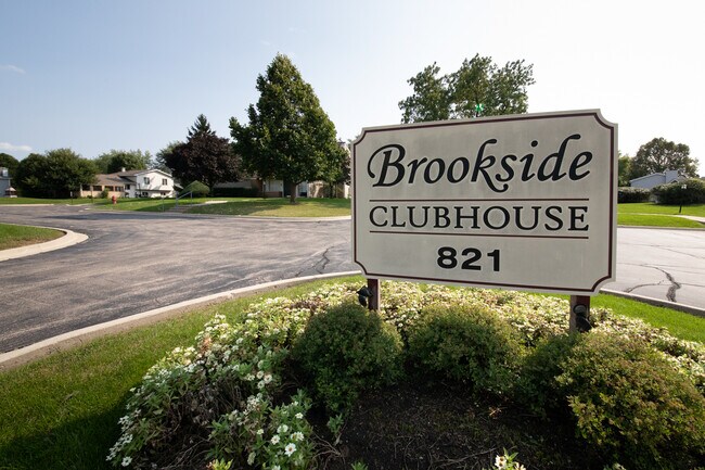 Building Photo - 800 Brook Dr