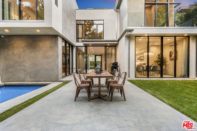 Foto del edificio - 1847 Coldwater Canyon Dr