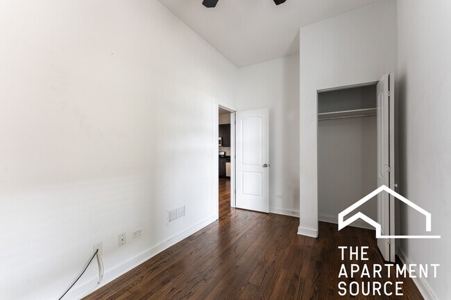 Building Photo - 727 N Hoyne Ave