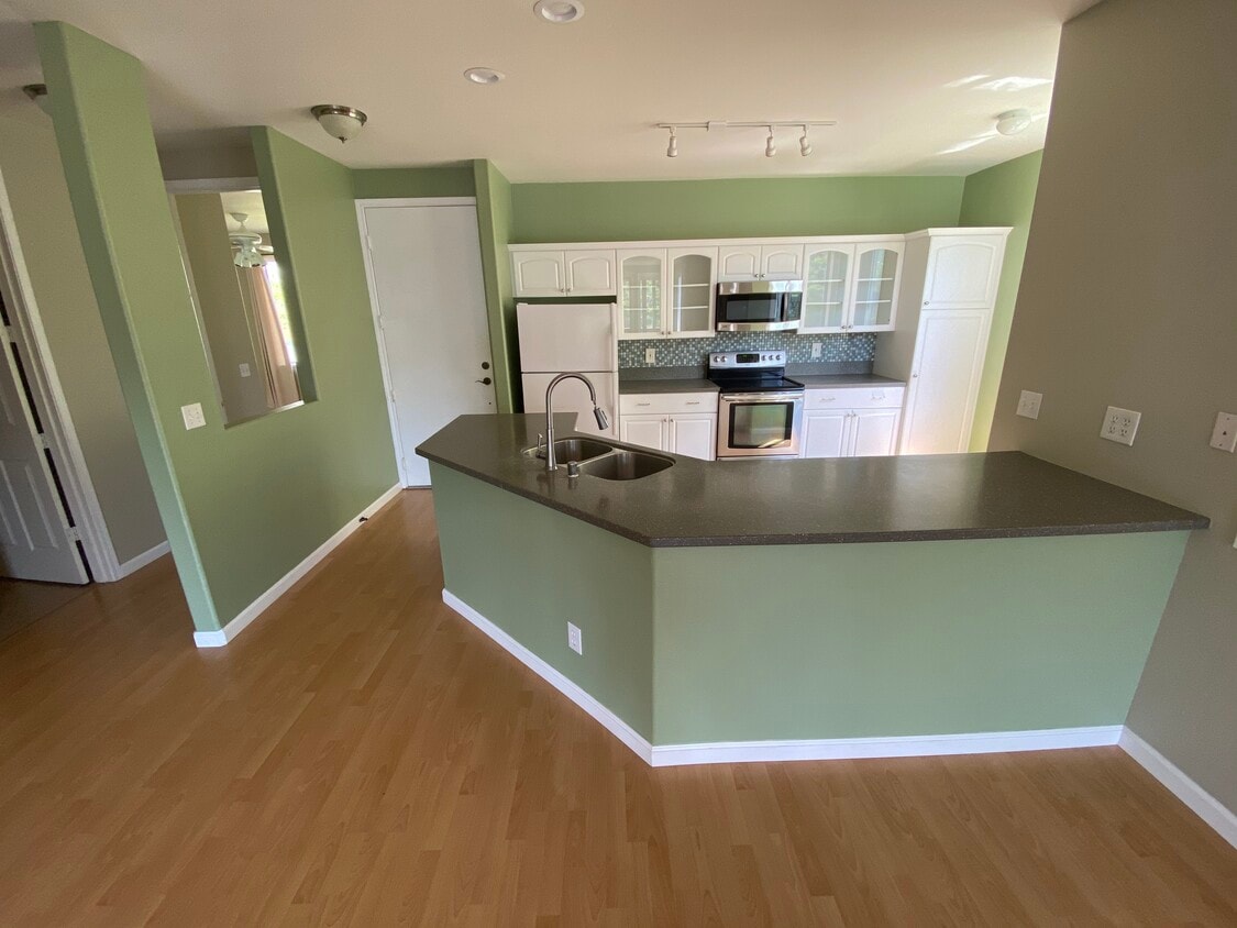 Beautiful Kitchen and Nine-Foot Ceilings - 95-976 Wikao St