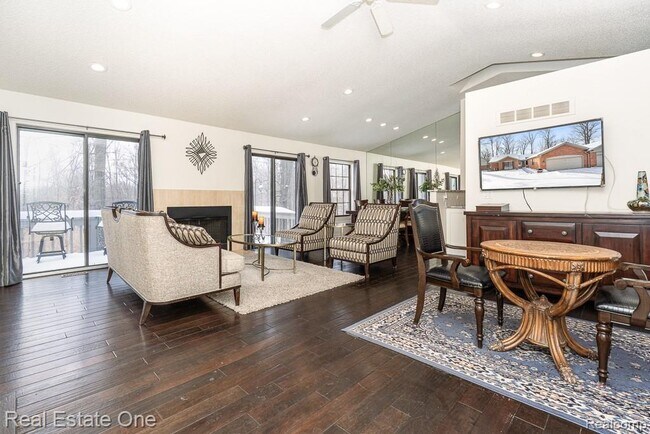 Foto del edificio - 7086 Danbrooke Ct