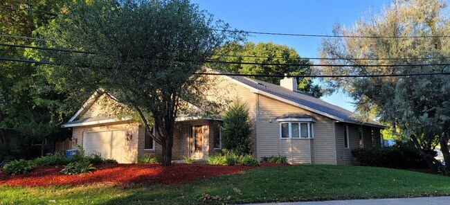 Building Photo - Gorgeous 3 Bedroom for Rent on Lake Minnet...
