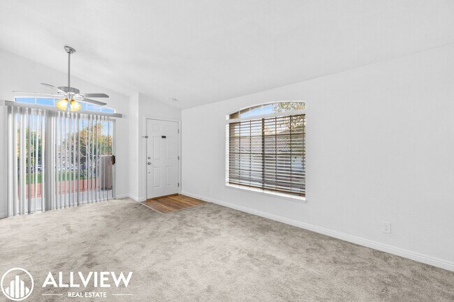 Foto del edificio - Beautifully upgraded 2bd/2br in the highly...