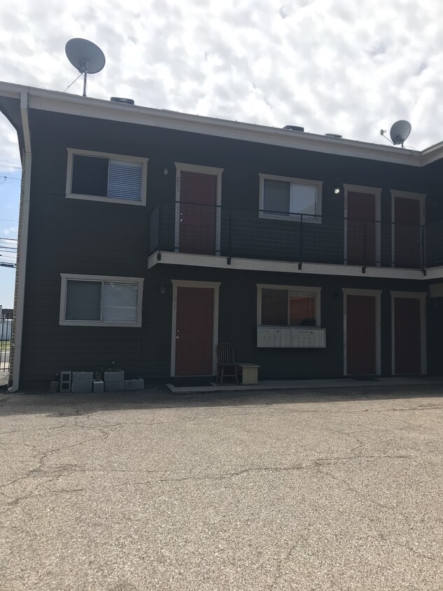 Building Photo - 704 Denson Dr