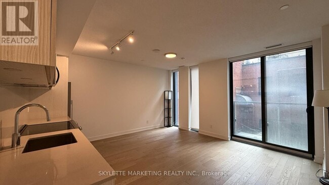 Building Photo - 25 Richmond St E